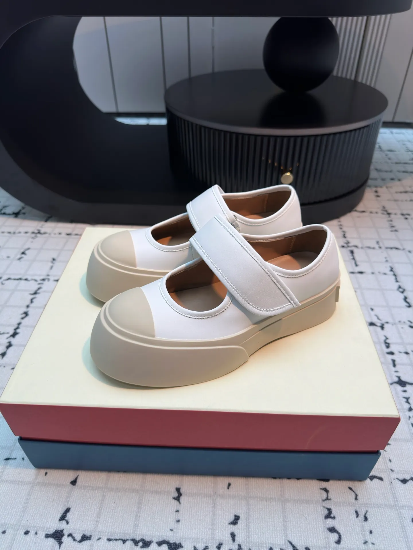 💕💕Factory direct selling price p480💕💕 Lace-up big-toe shoes, the cutest baby shoes in history. This year’s new colors are really beautiful, very fresh, and not bulky at all! A brand from an independent Italian designer, it has now become a famous brand in the international fashion industry. Since its establishment in 1994, the brand has expanded from women's clothing to men's clothing, bags, jewelry and glasses, and its product content is extremely rich! Marni's designs are not only bold in color and innovative in tailoring, but also very proud of its pure Italian origins. Not only are all its finished products produced in Italy, but they are also not authorized to operate, and the brands are all controlled by family members.  Upper: imported calfskin, lining/feet: cowhide laminated to high-density elastic latex, sole: rubber outsole, 4cm thick sole to lengthen legs, code number: 35/40 (40 is custom-made, non-refundable, non-exchangeable)